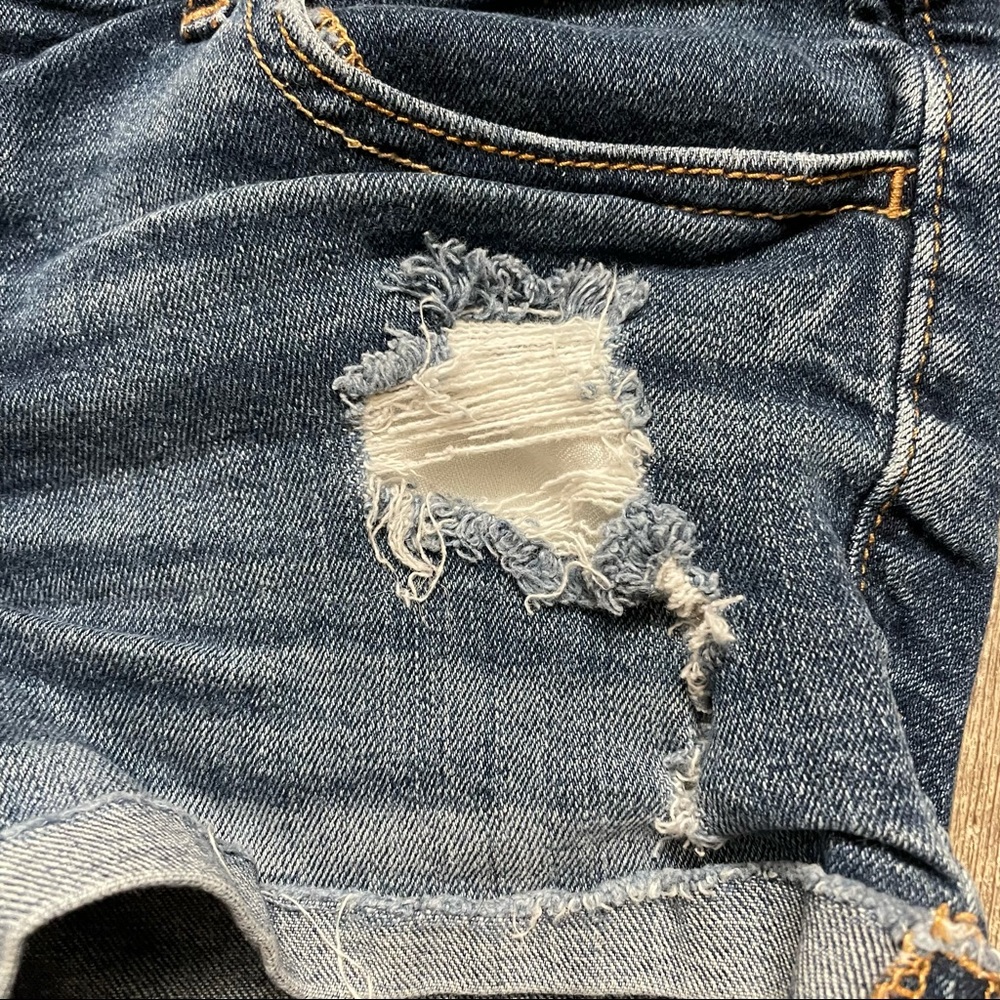 Hollister distressed denim shorts in size 1 - Picture 4 of 11
